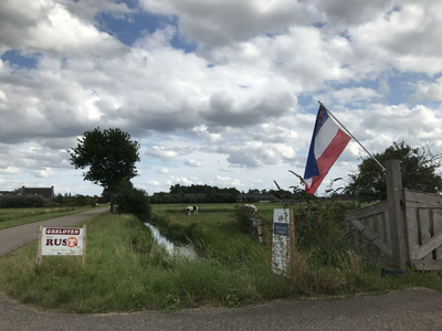 903279 Afbeelding van een Nederlandse vlag die op zijn kop hangt bij een boerderij aan de Korssesteeg te Westbroek, als ...